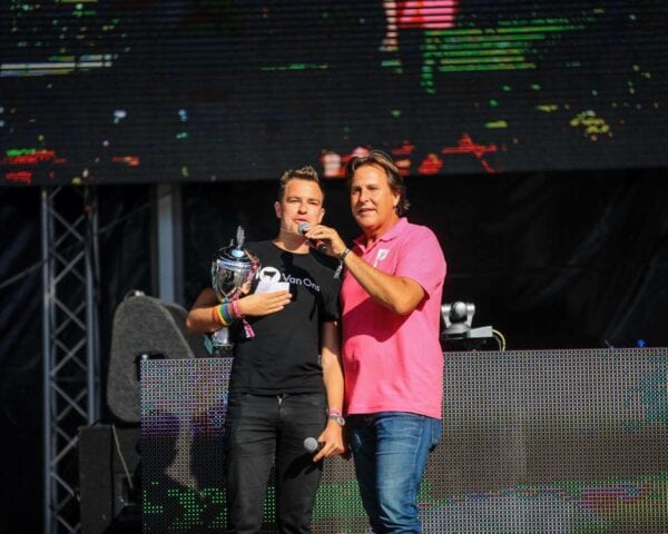 Uitreiking Publieksprijs door Bas van der Lans en Lucien Spee (directeur Stichting Amsterdam Gay Pride)